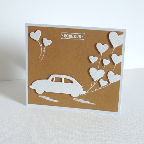 Carte mariage, pacs, voeux de bonheur avec voiture et envolée de coeurs.