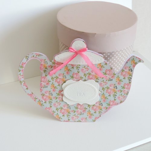 Carte théière fleurie, rose. carte sans message pour toute occasion.