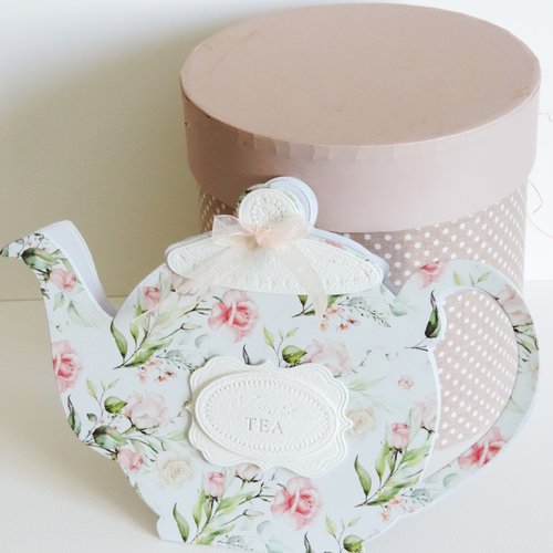 Carte forme théière fleurie pour anniversaire ou autre occasion.