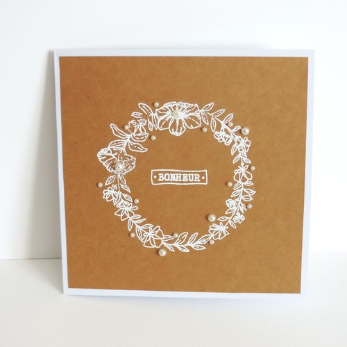 Carte de mariage voeux de bonheur, couronne de fleurs et perles.