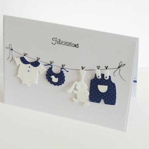 Carte de félicitation naissance garçon, vêtements de bébé.