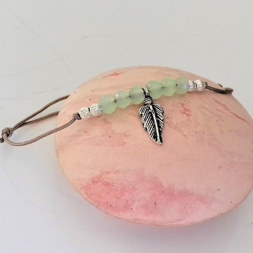 Bracelet cordon plume d'argent perles vert pastel