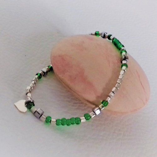 Bracelet cubes d'argent perles vertes élastique