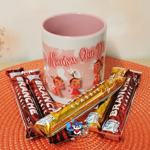 Mug bicolore rose avec chocolats - nounou qui déchire