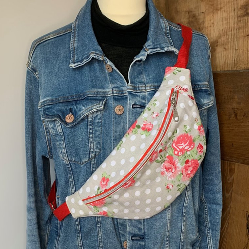 Sac banane beige à grandes fleurs roses