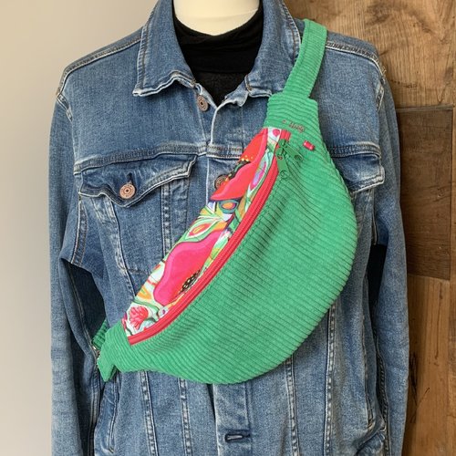 Sac banane en velours vert et fleurs