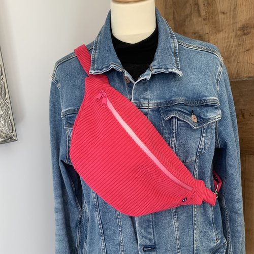Sac banane en velours rose flashy