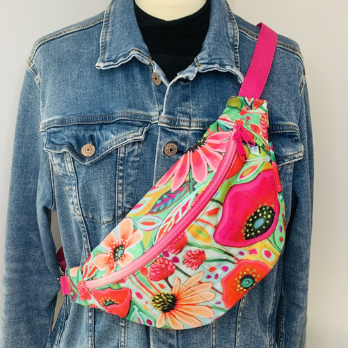 Sac banane à fleurs roses