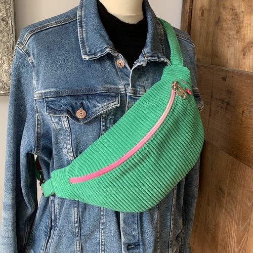 Sac banane en velours vert flashy