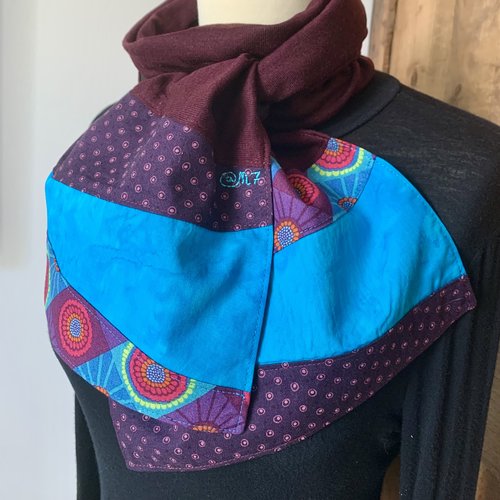 Echarpe légère pourpre, bleue et rose