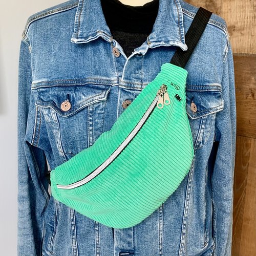 Sac banane en velours vert avec une sangle noire