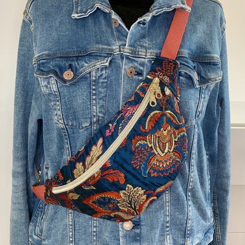 Sac banane en tissu bleu avec des fleurs colorées brodées