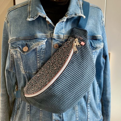 Sac banane bleu en velours côtelé et tissu fleuri