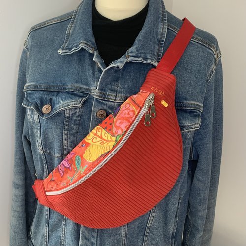 Sac banane en velours rouge et tissu coloré