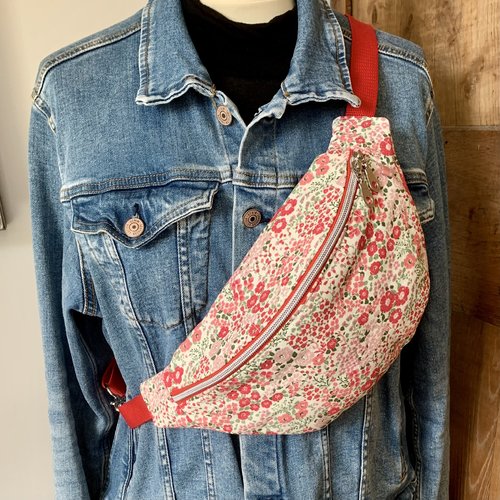 Sac banane à petites fleurs roses