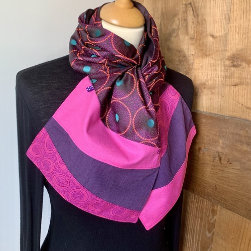 Echarpe en tissu satiné rose et mauve foncé