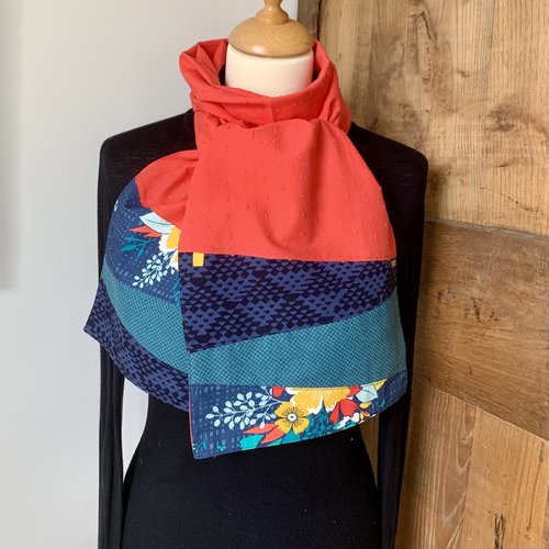 Echarpe-foulard en tissus orange, bleu et vert.