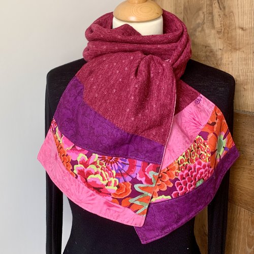 Echarpe rose, mauve, fleurie