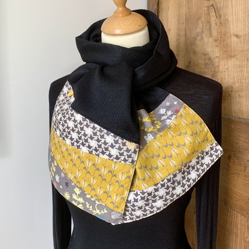 Echarpe en lainage fin noir à chevrons avec des extrémités jaunes et grises