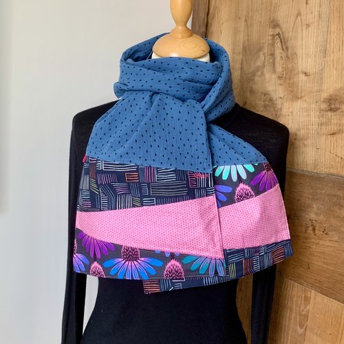 Echarpe bleue à pois noirs et rose