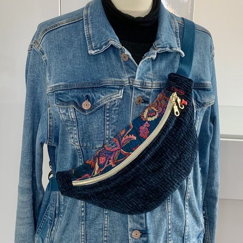 Sac banane en velours bleu marine avec broderies florales