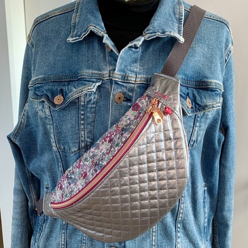 Sac banane en tissus matelassé argenté et fleurs