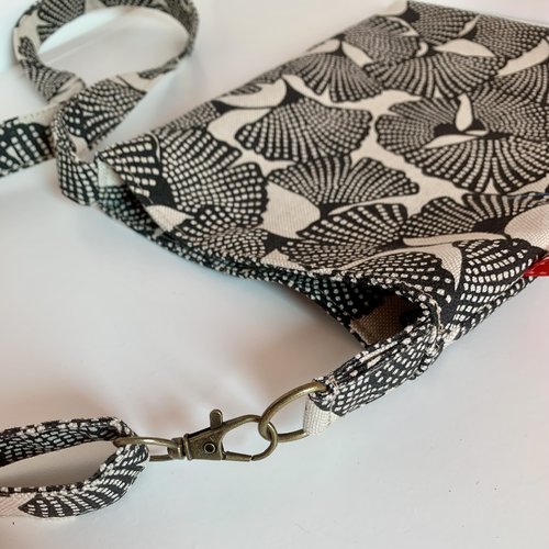 Petit sac bandoulière couleur lin avec de grandes fleurs noires