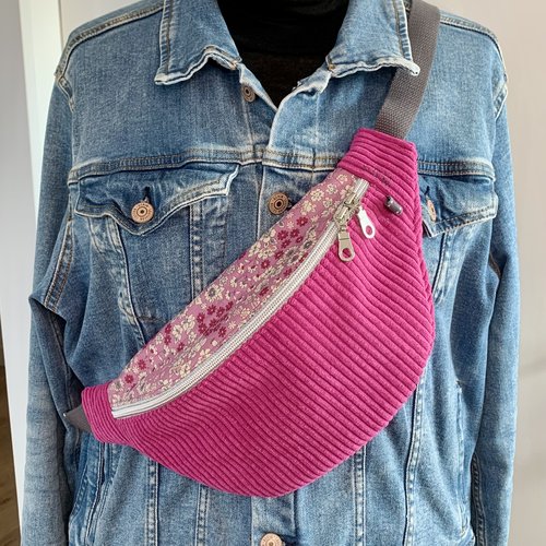 Sac banane en velours rose et fleuri
