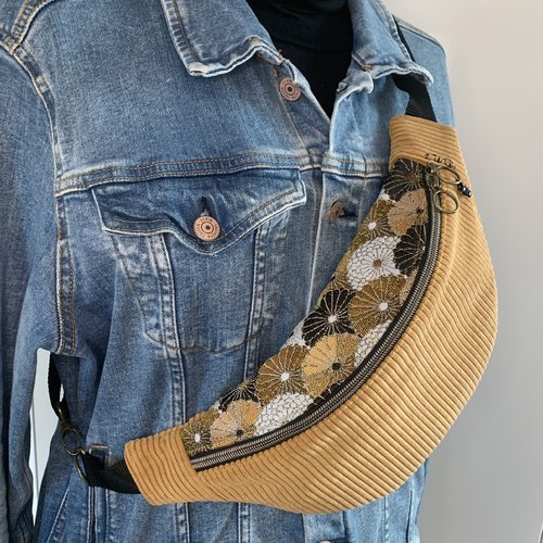 Sac banane en velours camel et tissu fleuri