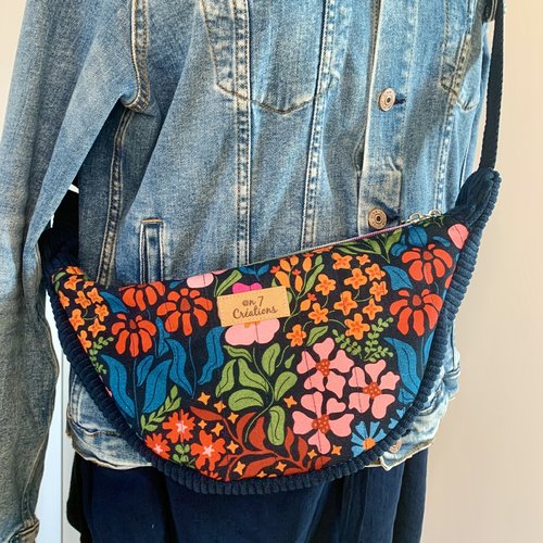 Sac demi-lune fleuri et velours bleu marine