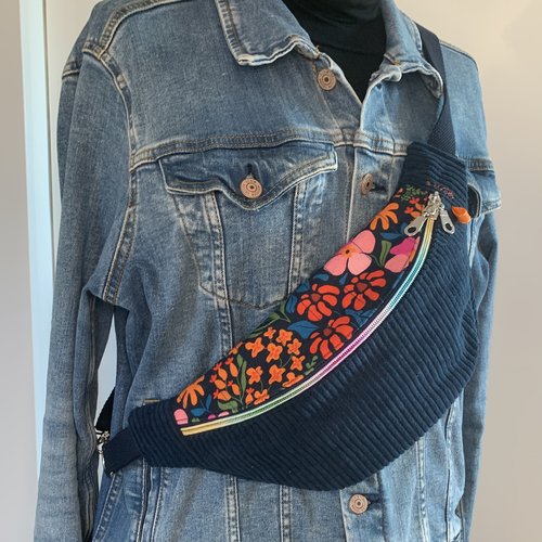 Sac banane en velours bleu marine et tissu fleuri