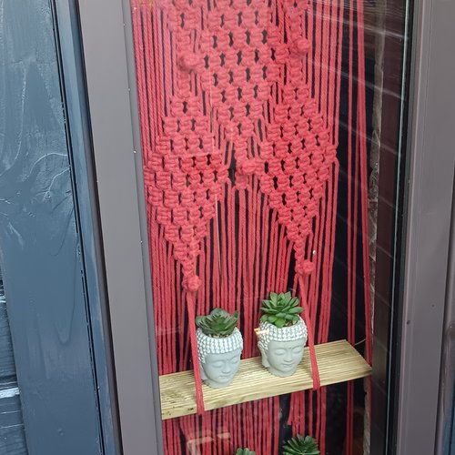 Macramé rideau rouge et étagères