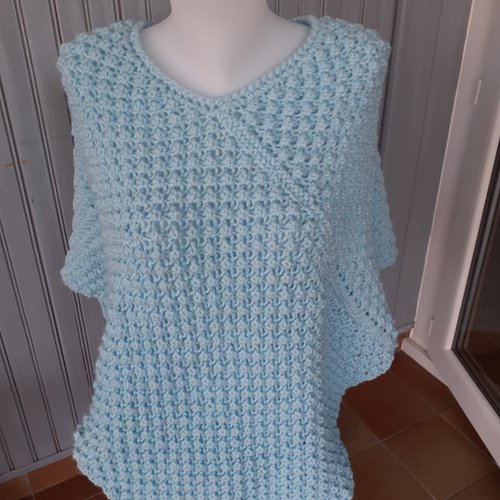 Poncho femme tricote mains bleu ciel