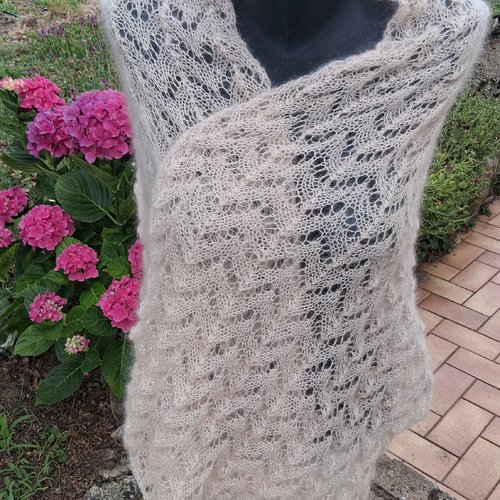 Etole soie et mohair tricotée mains beige rosé