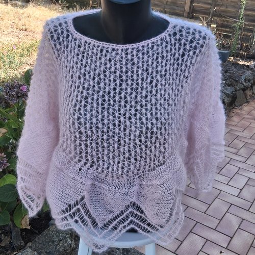 Cape soie et mohair rose pale tricotee mains