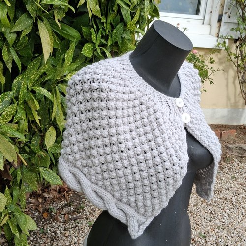Chauffe epaules gris pale ricote mains