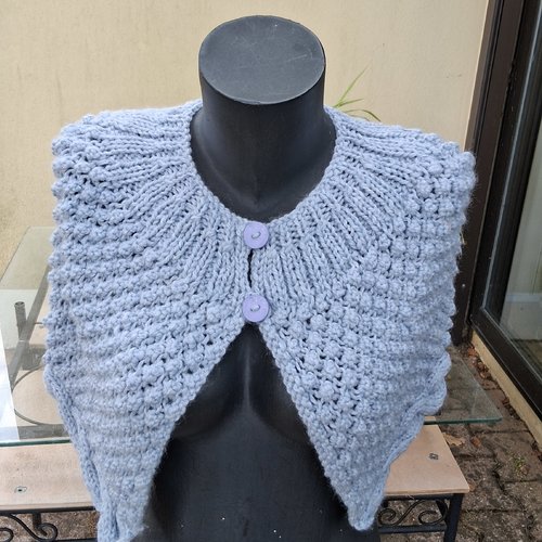 Chauffe epaules bleu tricote mains