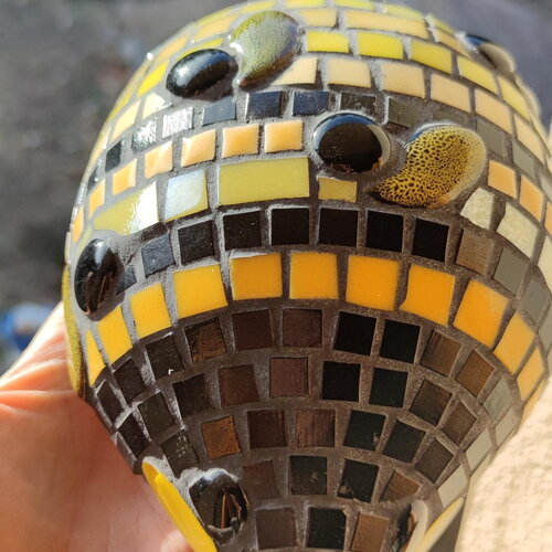 Coccinelle jaune en mosaïque- sculpture extérieur