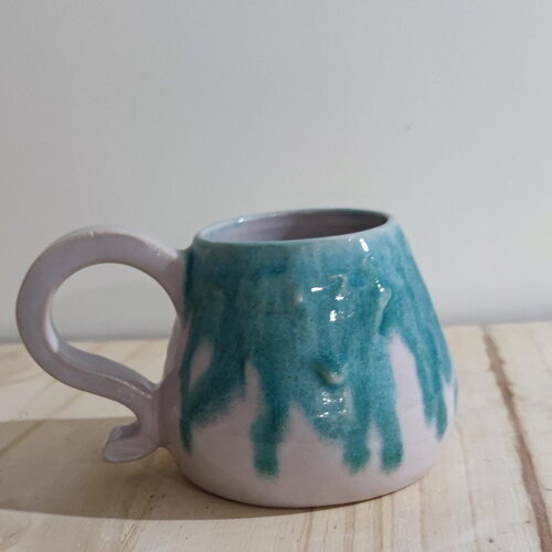 Mug en faïence vert turquoise avec coulure