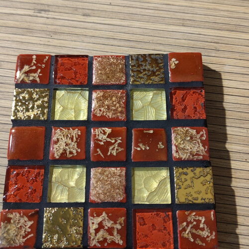 Dessous de plat mosaique rouge doré et noir
