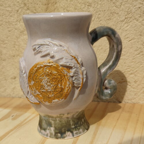 Mug sur pied cube de metatron plume céramique
