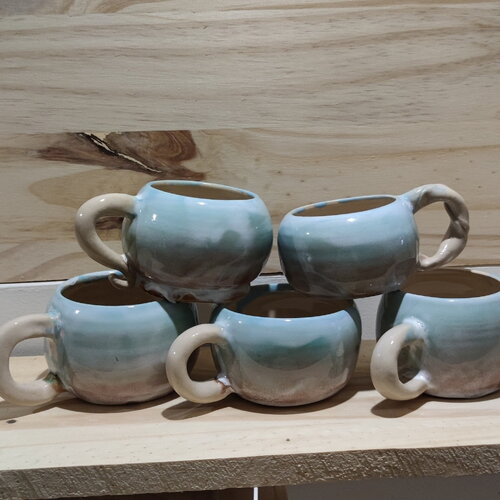 Tasse en céramique teinte bleu vert rose jaune