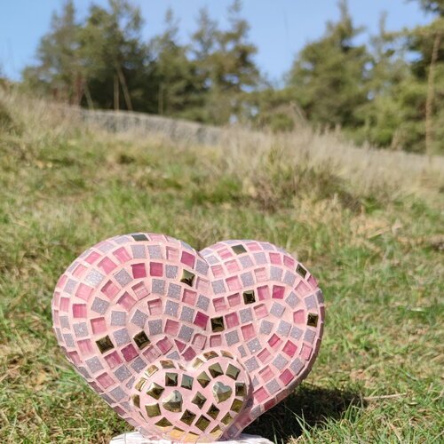 Kit mosaïque cœur sur socle. kit mosaïque volume. kit de mosaïque 3d. kit coeur en mosaïque a faire soi-même. kit créatif artisanal