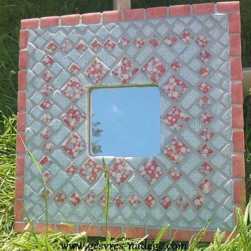 Miroir mosaïque  en émaux de verre gris bleu rouge corail impression tissu patchwork