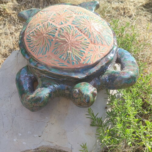Tortue en faïence émailler et couverte de mosaïque