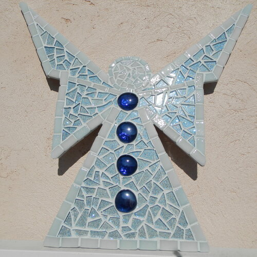 Ange mosaïque  vetrocristal bleu pailleté, emaux de verre bleu et bille de verre