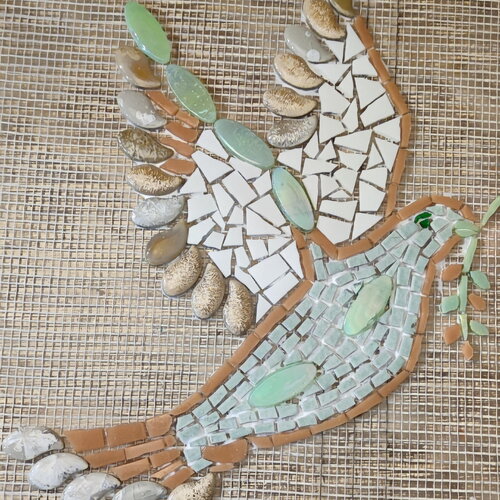 Grande colombe en  mosaique sur filet