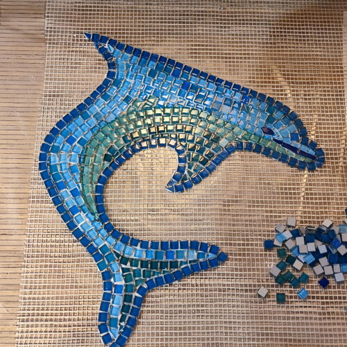 Petit dauphin mosaïque bleu et vert turquoise
