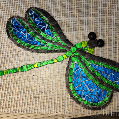 Libellule en mosaique sur filet