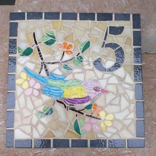 Plaque de maison oiseau en mosaique sur commande